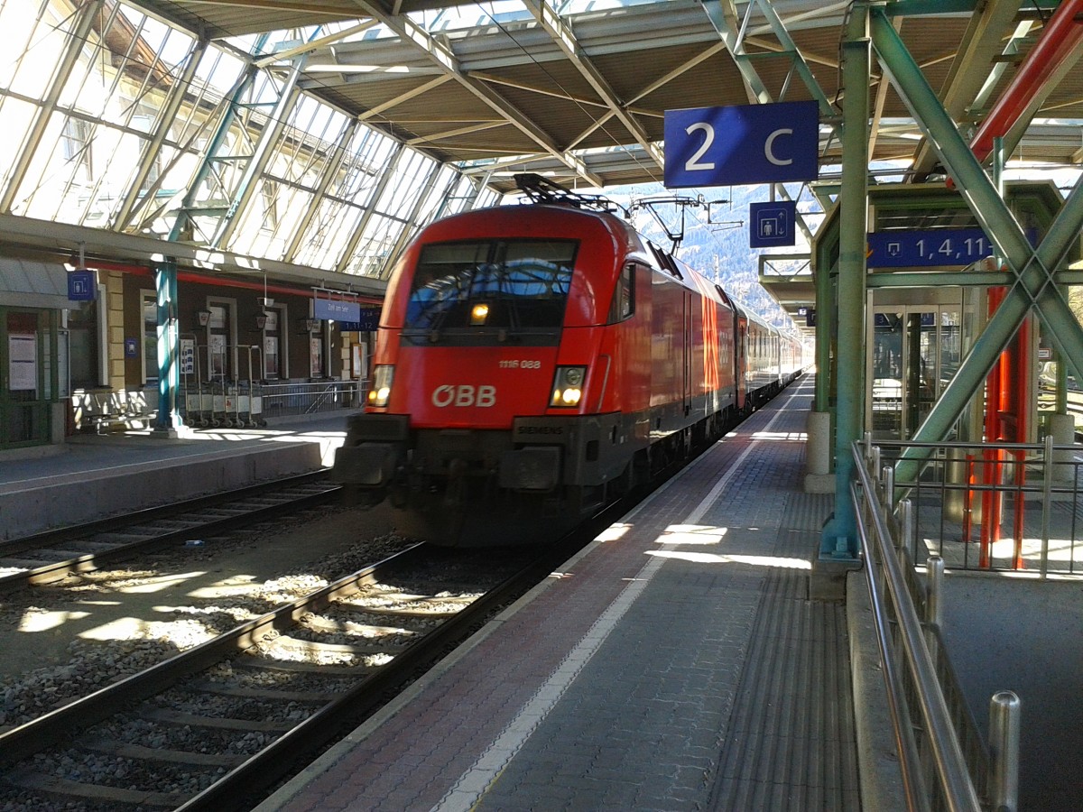 1116 088 mit dem  Russenzug , D 408 (Nice Ville - Moskva Belorusskaja) am 19.4.2015 bei der Durchfahrt durch den Bahnhof Zell am See.