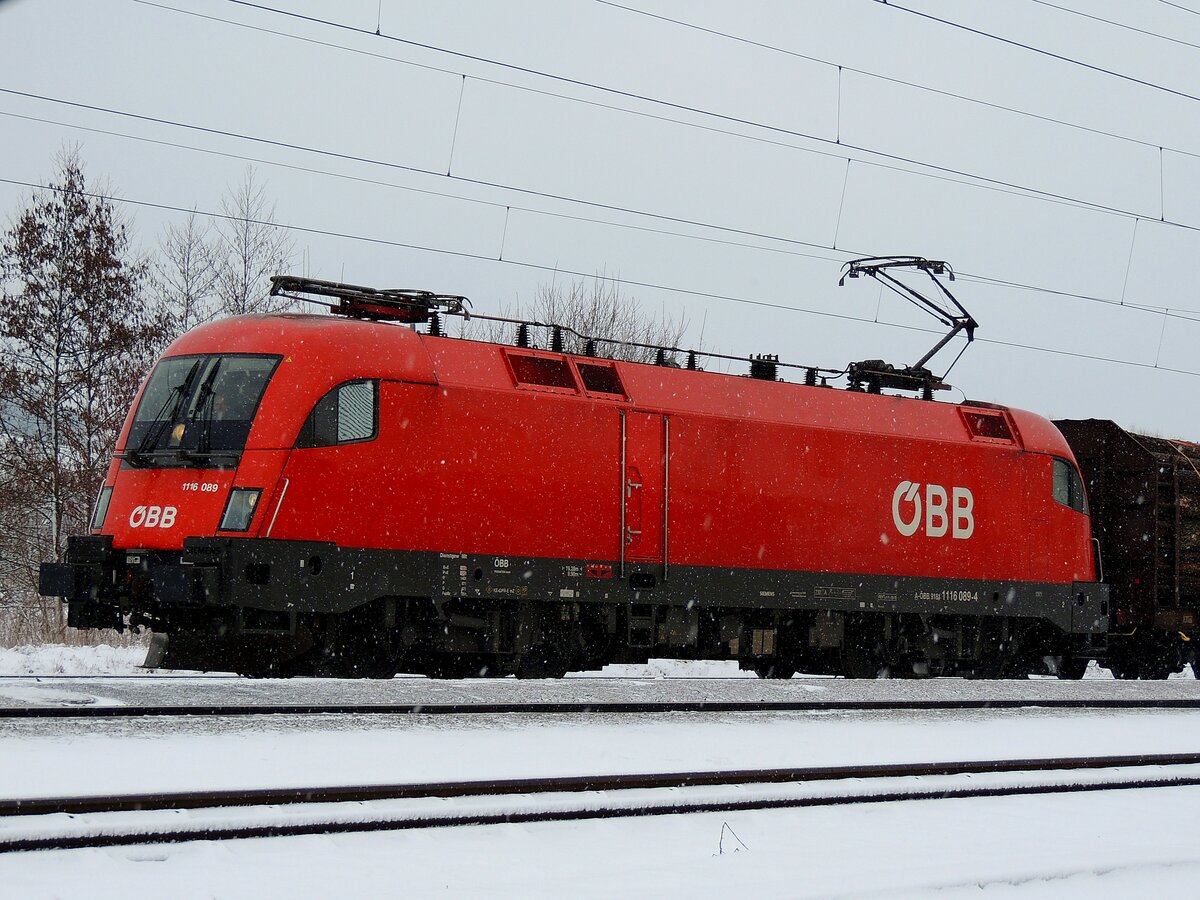 1116 089-4 kämpft sich bei Schneefall mit einem Güterzug durch Redl-Zipf; 160301