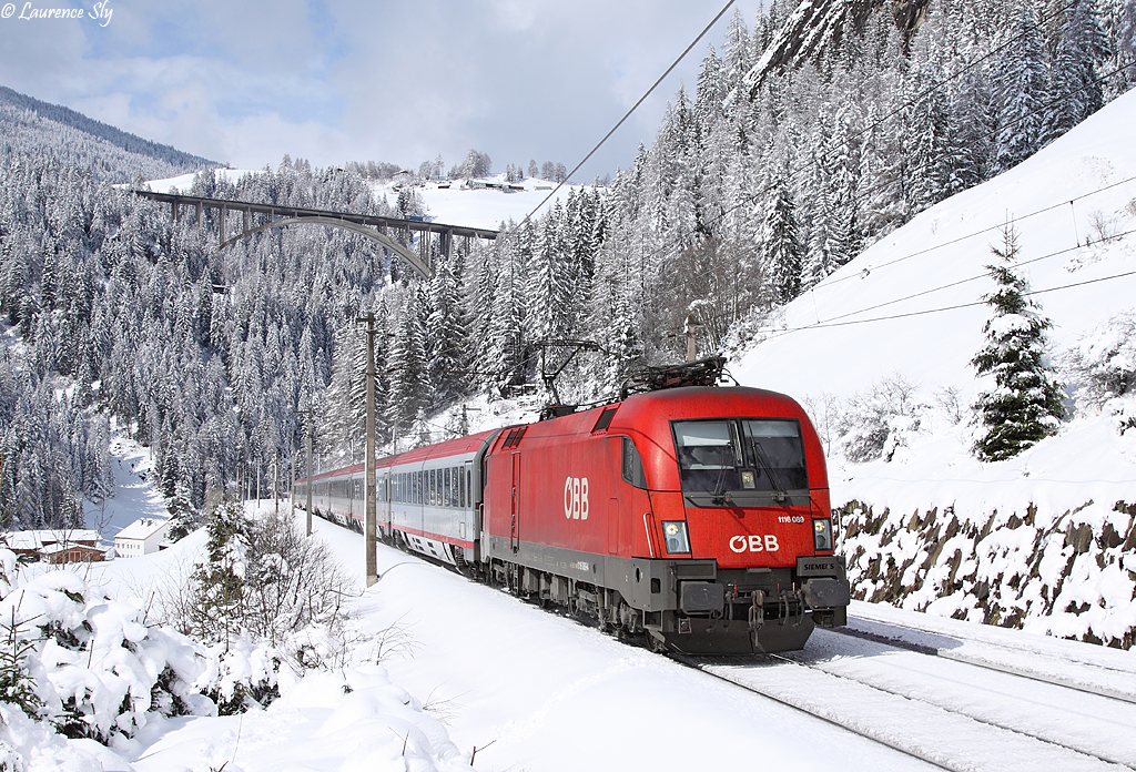 1116 089 approaches Sankt Jodok whilst working EC88, 0931 Munich-Bologna Centrale, 24 March 2014