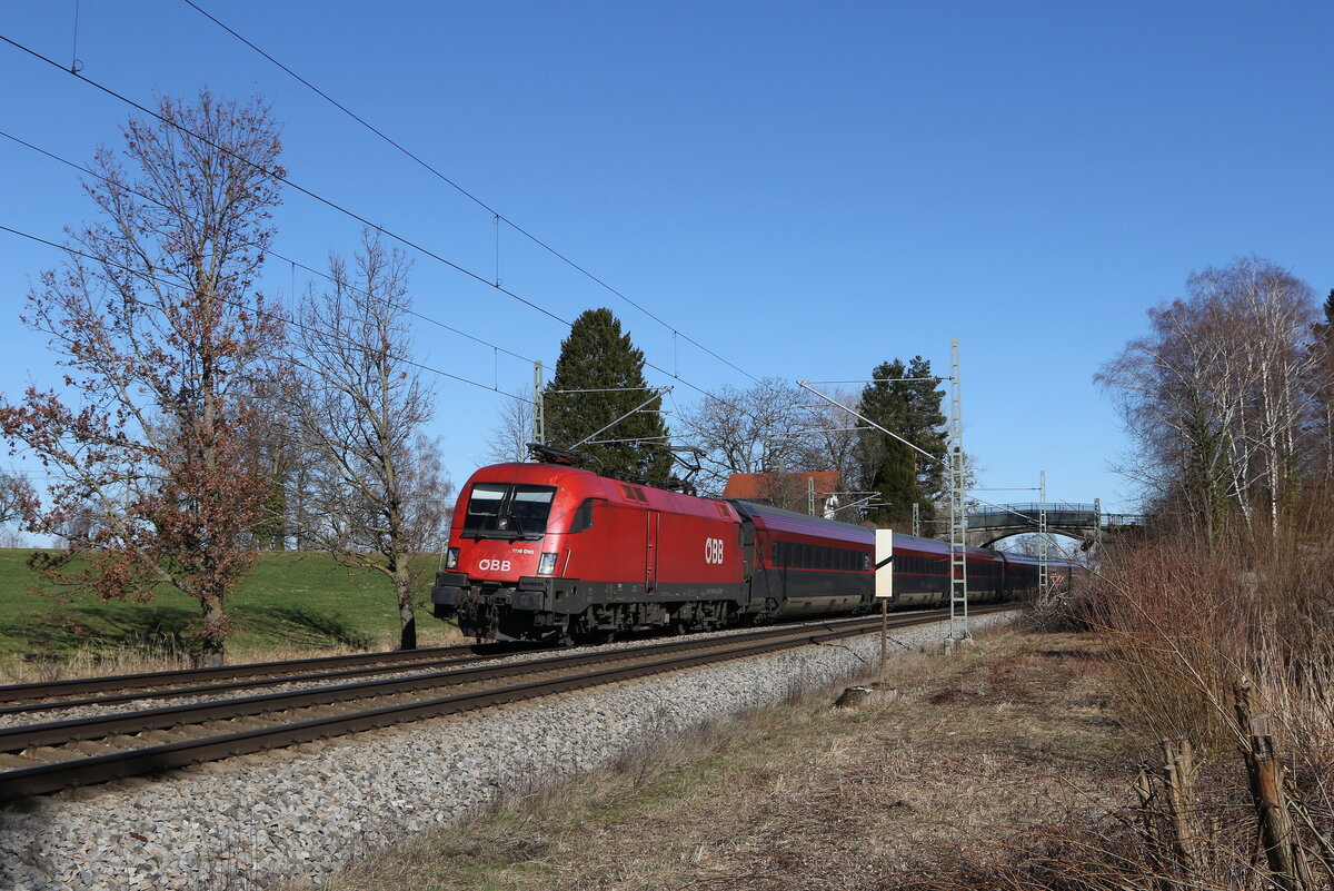 1116 090 war am 25. Februar 2024 bei Übersee am Chiemsee mit einem  Railjet  in Richtung Rosenheim unterwegs.