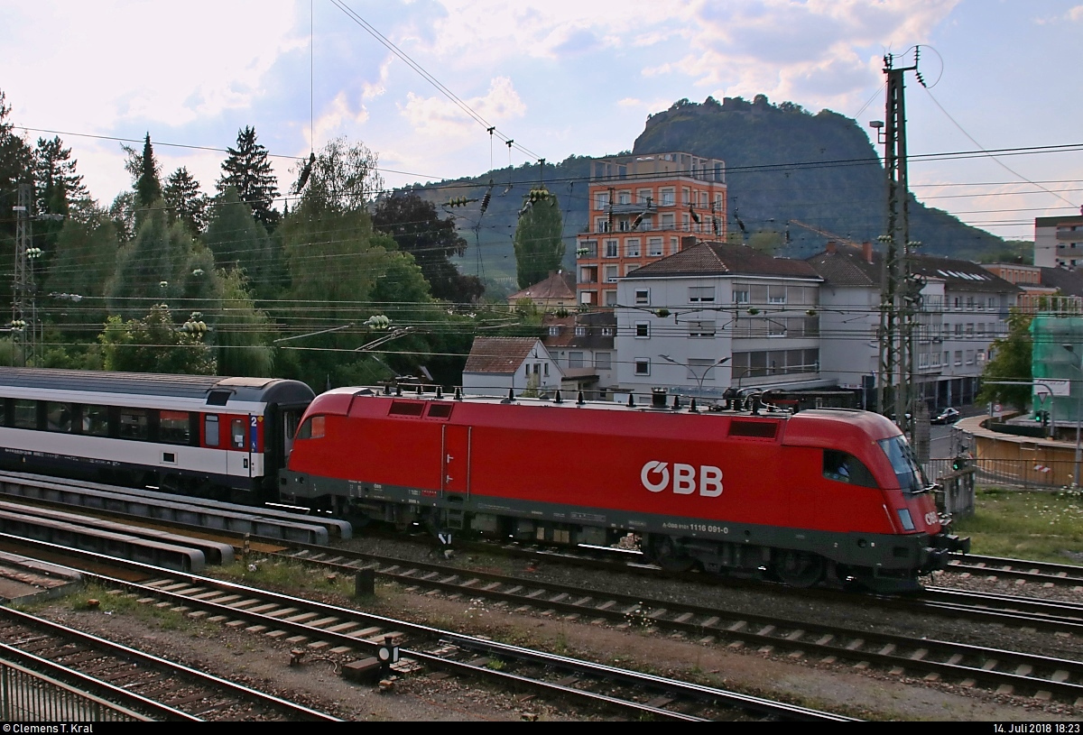 1116 091-0 (Siemens ES64U2) ÖBB als IC 281 (Linie 87) von Stuttgart Hbf nach Zürich HB (CH) erreicht den Bahnhof Singen(Hohentwiel) auf Gleis 3.
Aufgenommen im Gegenlicht vom Parkhaus in der Julius-Bührer-Straße.
Im Hintergrund ist der 686 m hohe Hohentwiel, der Hausberg Singens, zu erkennen.
[14.7.2018 | 18:23 Uhr]