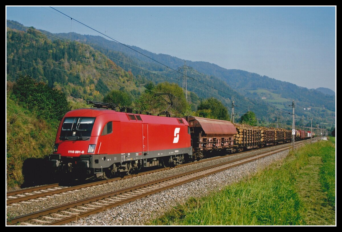 1116 091 mit Güterzug bei Unzmarkt am 13.10.2005.