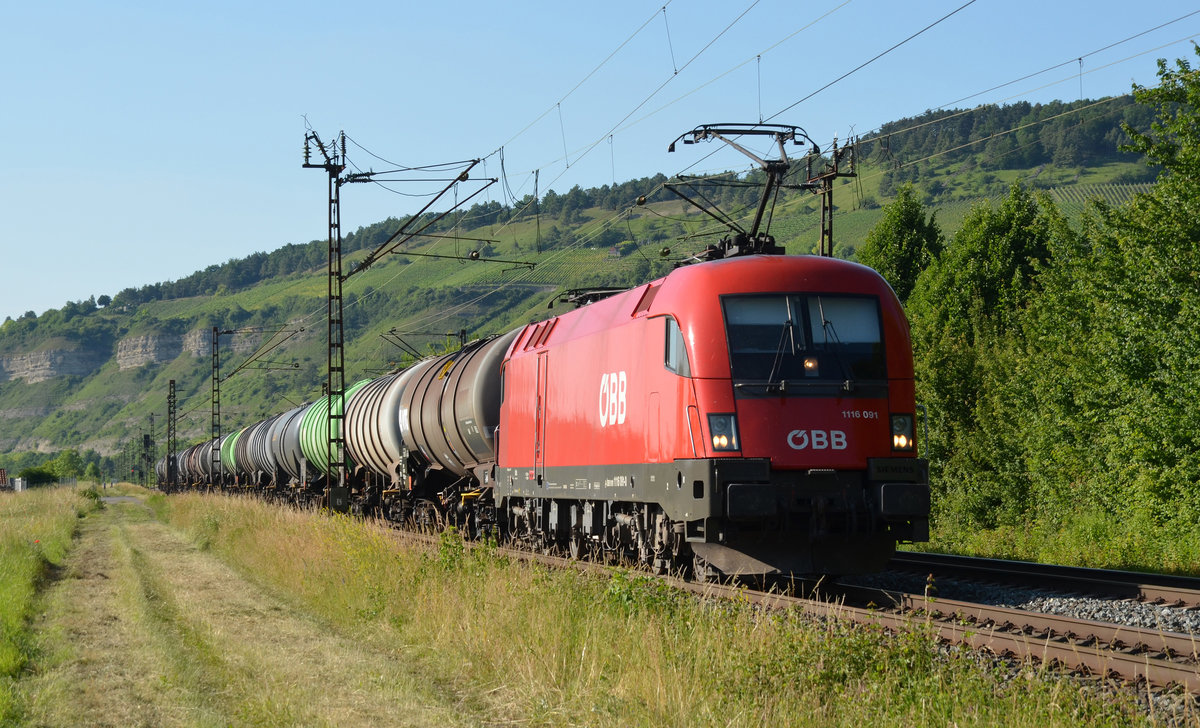 1116 091 der ÖBB schleppte am 14.06.17 einen Kesselwagenzug durch Thüngersheim Richtung Würzburg.
