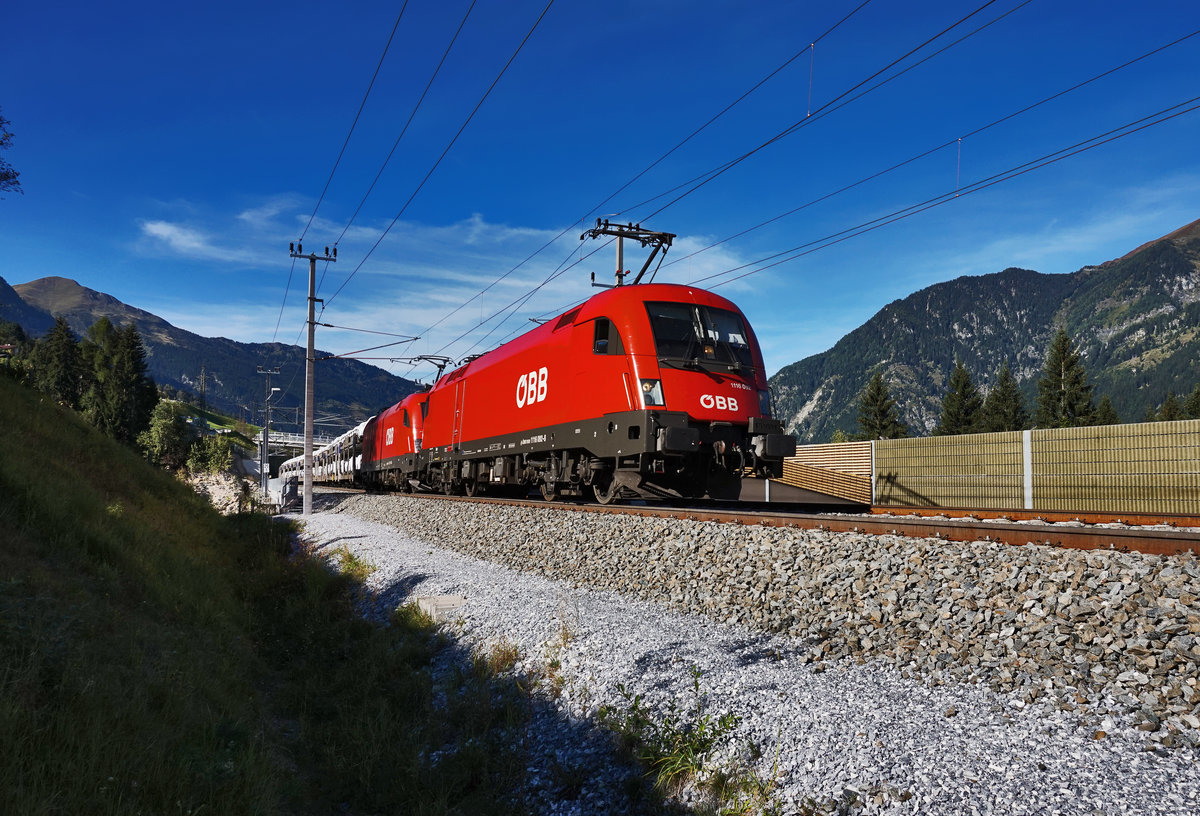 1116 092-8 und 1116 149-6 durchfahren mit einem Autozug in Richtung Villach, den ehemaligen Bahnhof Angertal.
Aufgenommen am 25.9.2016.