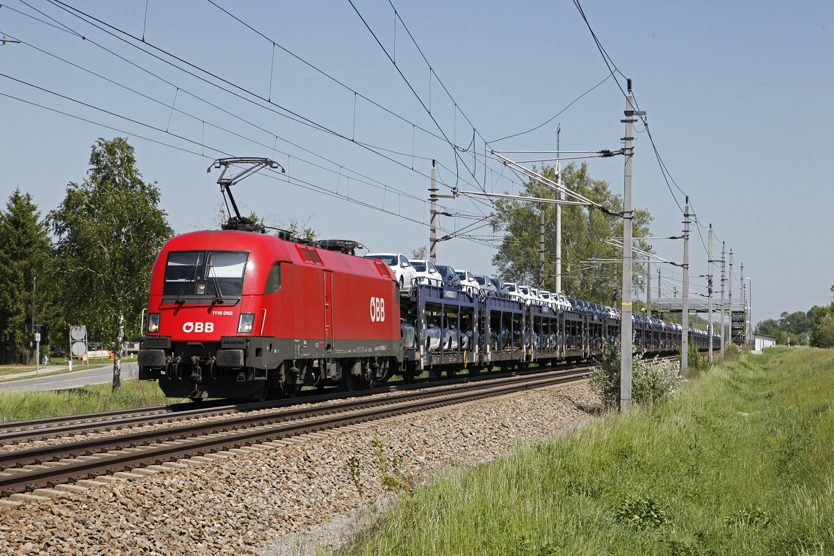 1116 092 mit Güterzug bei Stillfried am 18.05.2017.