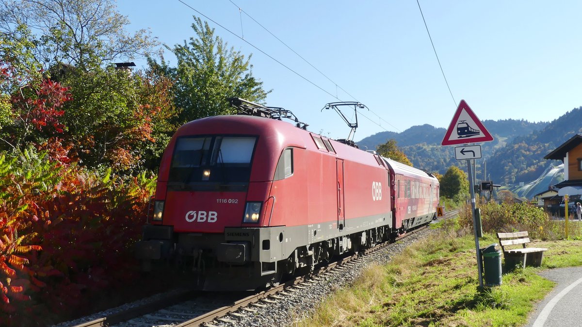 1116 092 zieht einen Messwagen über die Mittenwaldbahn kurz vor Garmisch-Partenkirchen. Aufgenommen am 10.10.2018 11:20