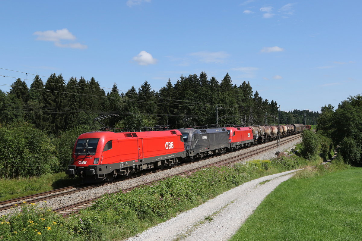 1116 093, 1116 182 und 1016 028 mit einem Kesselwagenzug am 6. August 2020 bei Grabenstätt im Chiemgau.