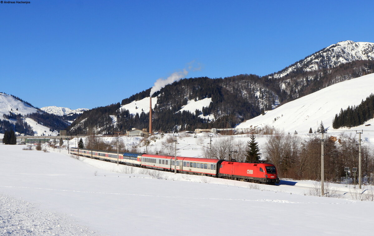 1116 093 mit dem EC 163  Transalpin  (Zürich HB - Graz Hbf) bei Hochfilzen 9.2.22