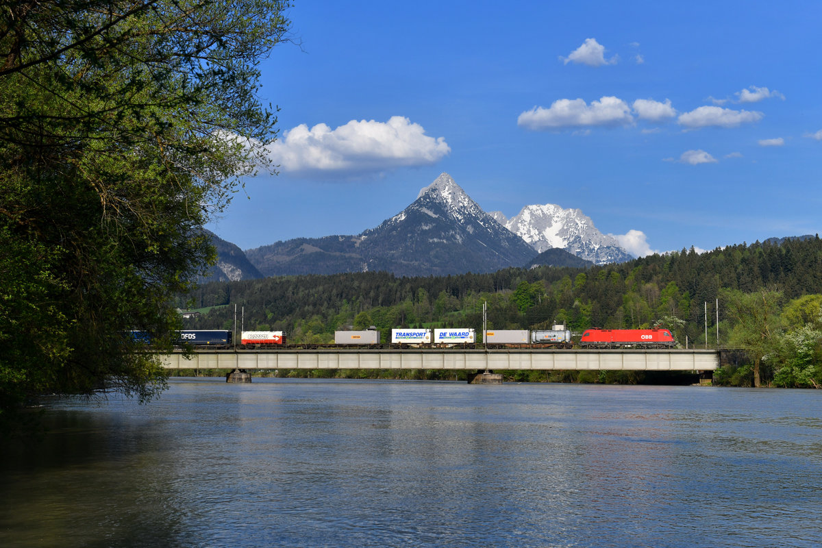 1116 094 mit einem KLV am 21.04.2018 bei Kirchbichl. 