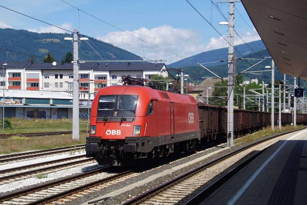 1116 094 mit Güterzug bei der Durchfahrt durch Villach-West nach Süden.
Villach Westbahnhof, 15.08.2019