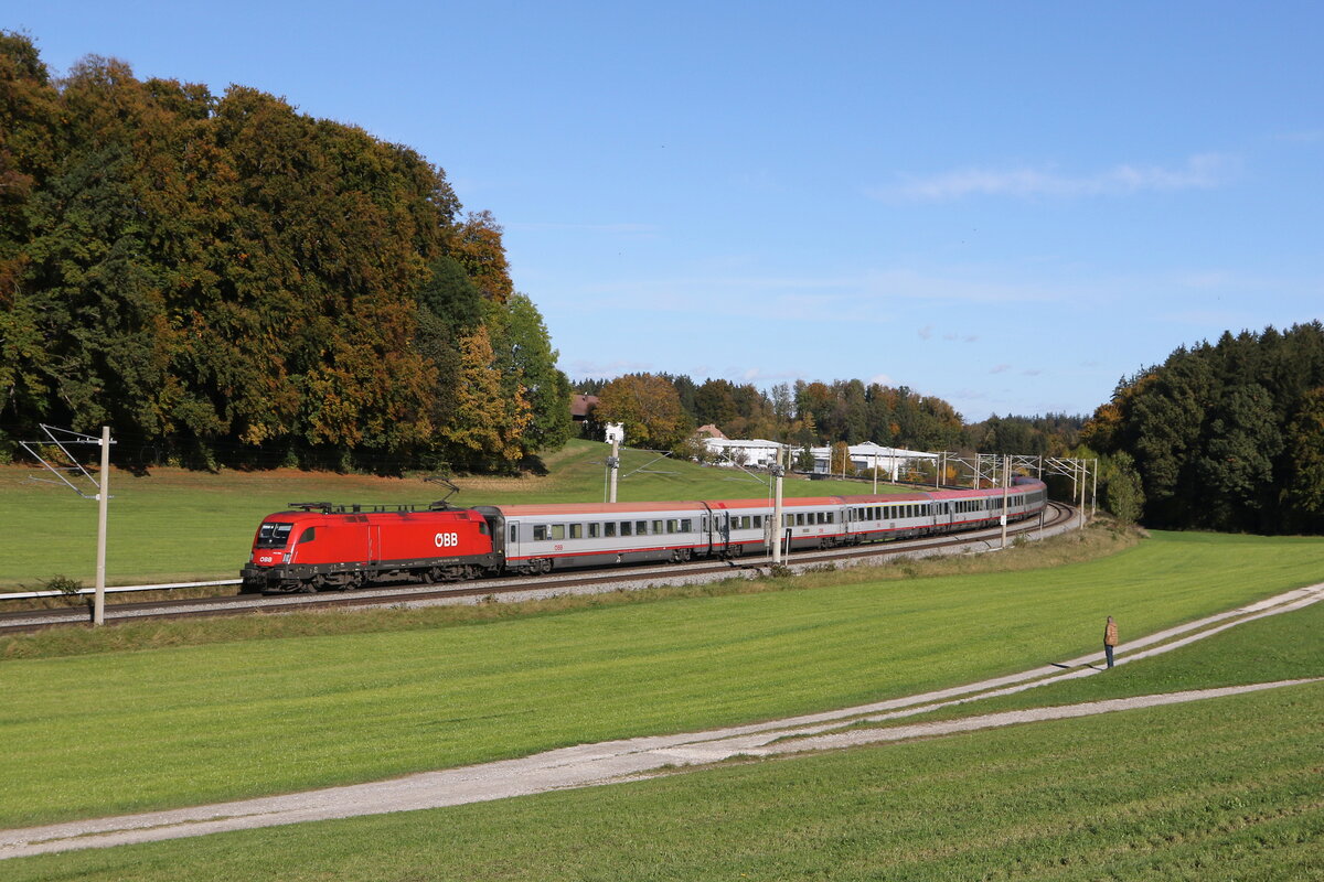 1116 095 mit einem  EC  aus Salzburg kommend am 28. Oktober 2023 bei Axdorf im Chiemsee