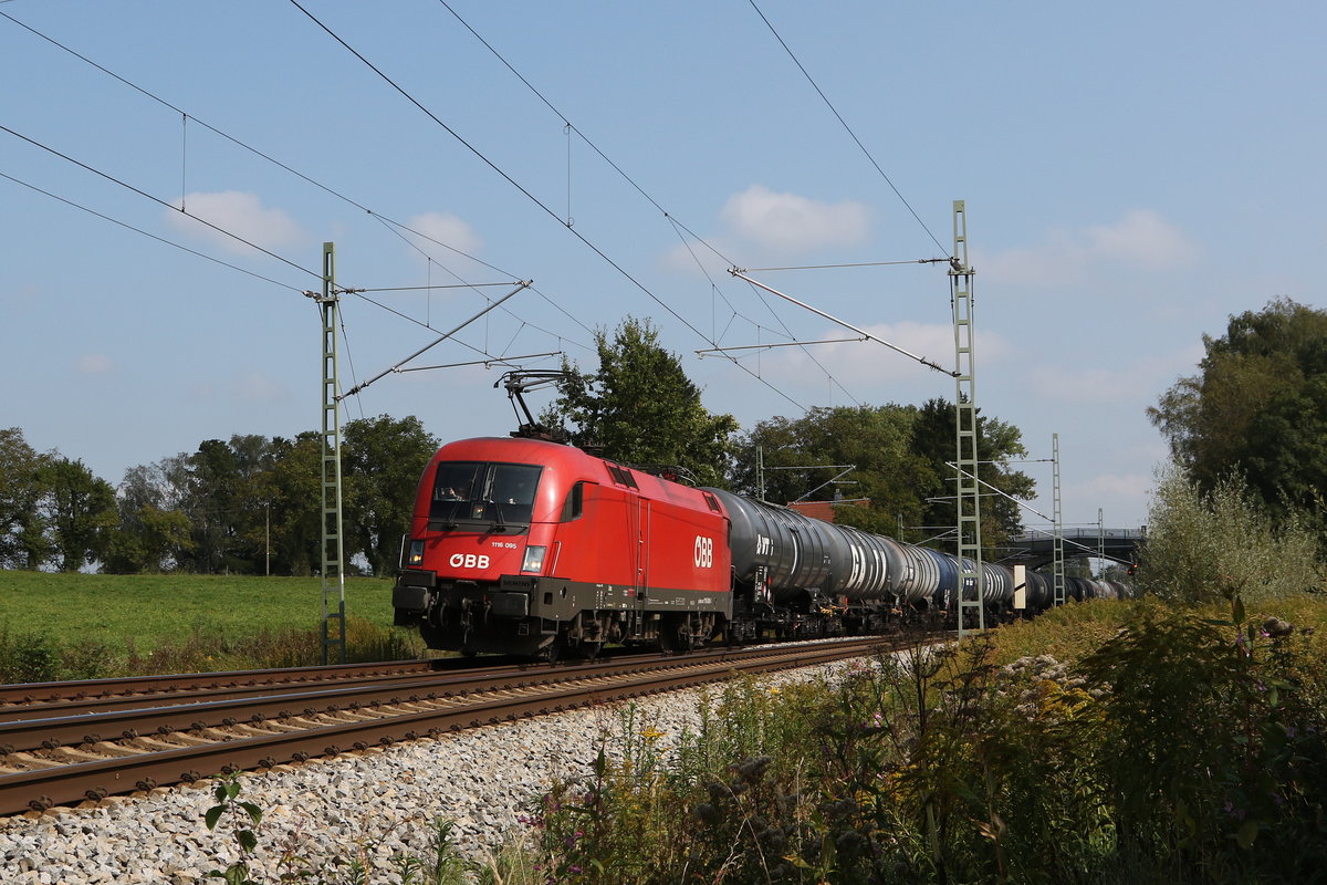 1116 095 mit einem Kesselwagenzug aus Salzburg kommend am 21. September 2020 bei Übersee am Chiemsee.