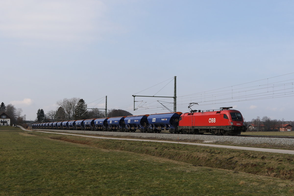 1116 095 war am 9. März 2021 mit einem Düngerzug bei Übersee am Chiemsee in Richtung Salzburg unterwegs.