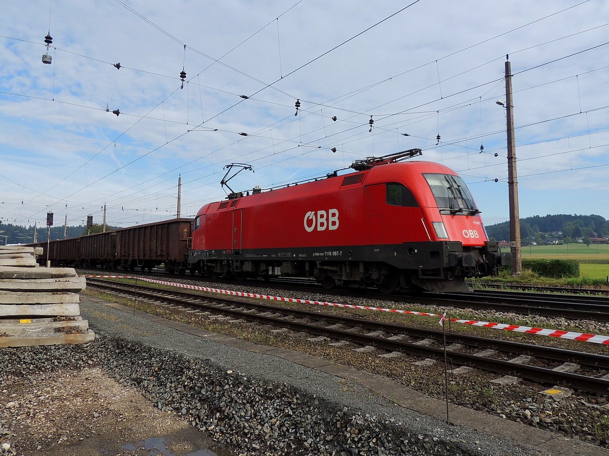 1116 097-7 durchfährt mit einem Eaos-Zug den Bhf. Redl-Zipf; 160621