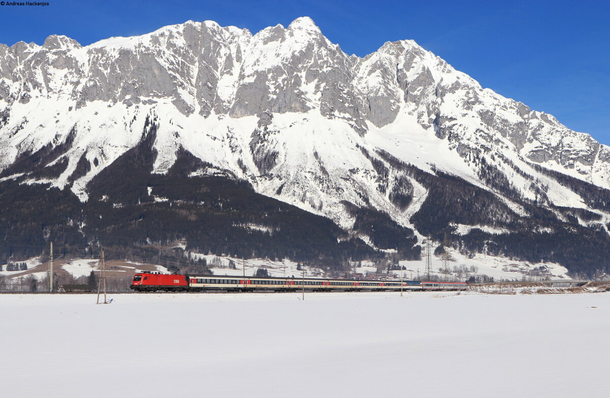 1116 097 mit dem EC 164  Transalpin  (Graz Hbf - Zürich HB) bei Öblarn 10.2.22