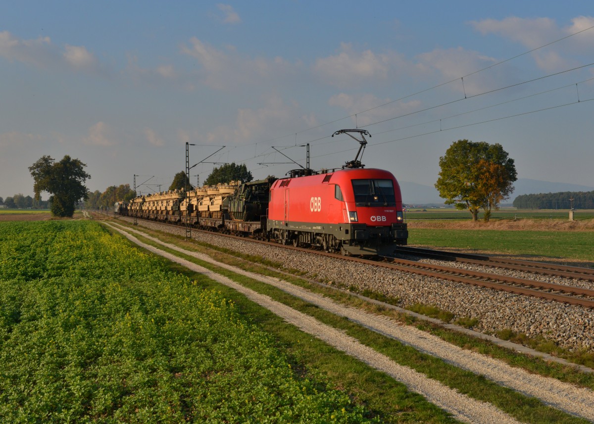 1116 097 mit einem Militärzug am 11.10.2015 bei Langenisarhofen. 