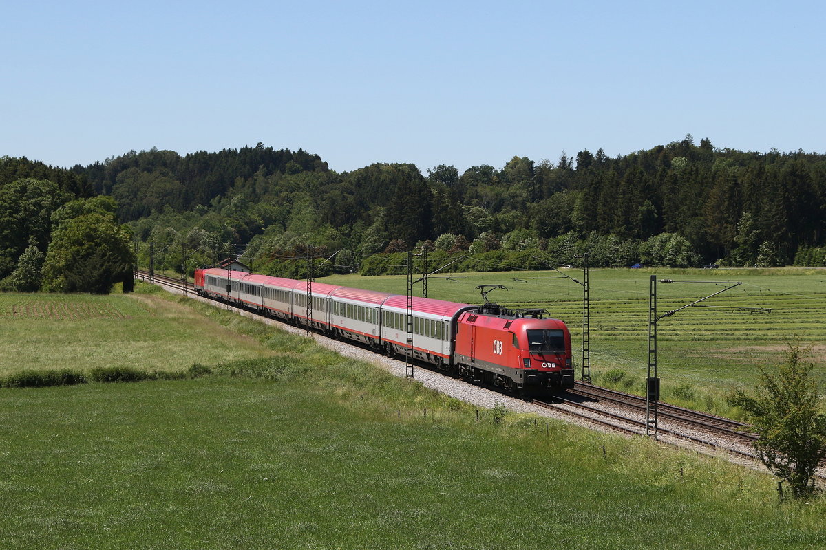 1116 097 war am 12. Juni 2020 mit einem  EC  kurz vor Bad Endorf auf dem Weg nach Salzburg.