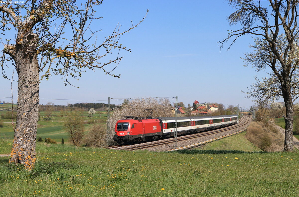 1116 098 mit dem IC 189 /RE 50189 (Stuttgart Hbf-Singen(Htw)/Zürich HB) bei Eutingen 27.4.21