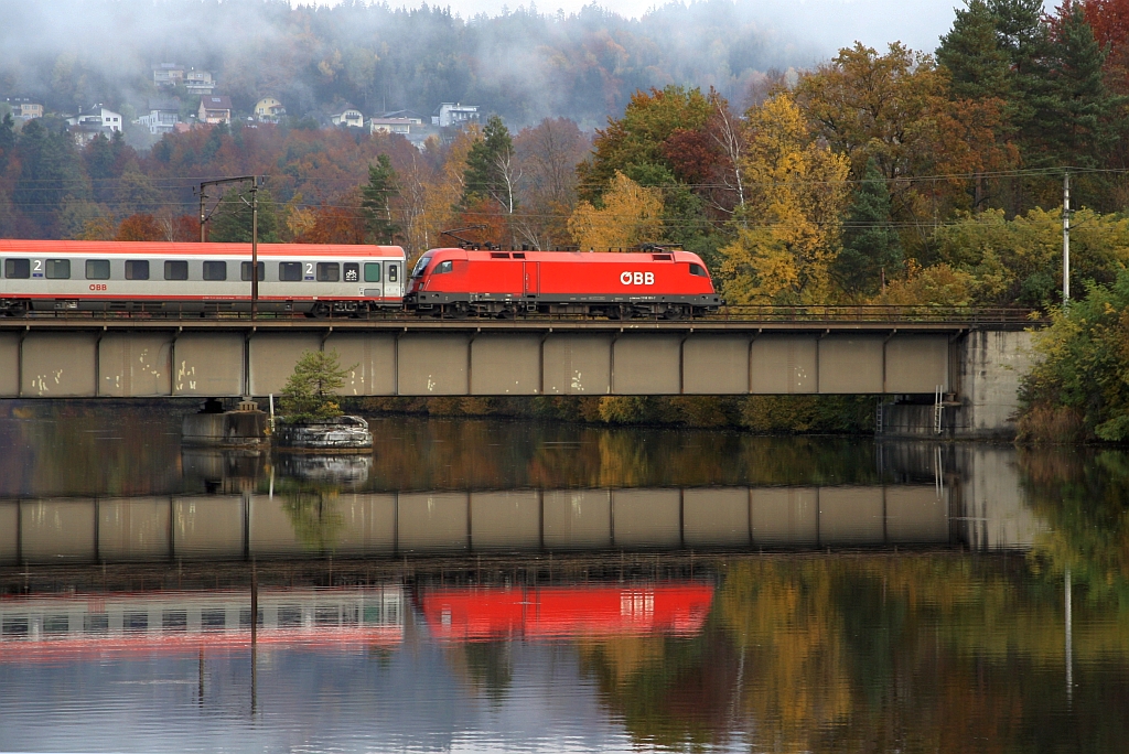 1116 101-7 am Morgen des 25.Oktober 2020 vor dem IC 894 (Salzburg Hbf. - Klagenfurth Hbf.) auf der Brücke über die Drauschleife bei Wernberg.