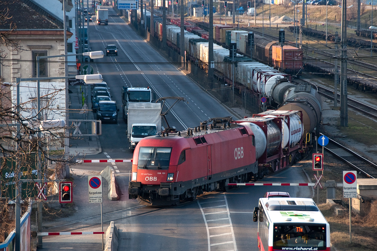 1116 101  Wir sind Kaiser  überquert mit einem Güterzug den Handelskai in Wien. Die Aufnahme entstand am Nachmittag des 17.02.2015.