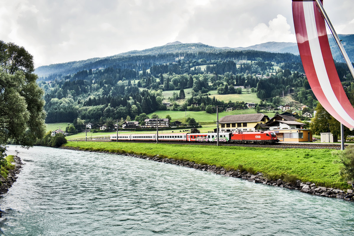 1116 102-3 durchfährt mit dem D 732 (Lienz - Wien Hbf) die Haltestelle Berg im Drautal.
Aufgenommen am 1.9.2019.