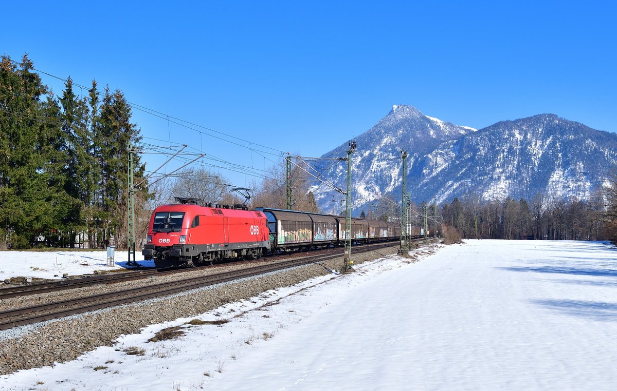 1116 102 mit einem Güterzug am 24.03.2021 bei Oberaudorf.