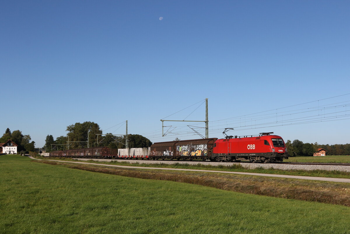 1116 103 mit einem  Mischer  aus München kommend am 25. September 2021 bei Übersee am Chiemsee.