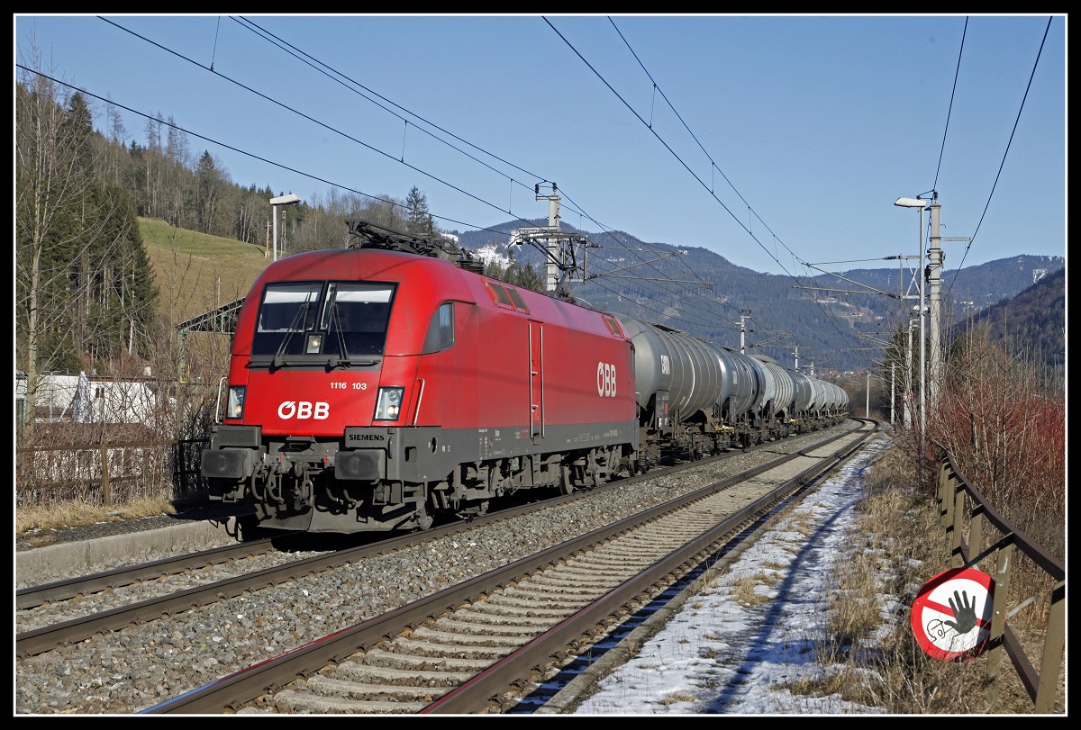 1116 103 mit Güterzug in Hönigsberg am 10.01.2020.