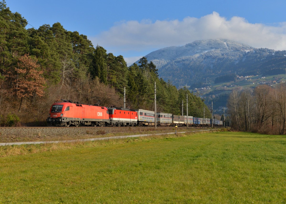 1116 104 + 1144 119 mit einem G�terzug am 01.12.2012 bei Terfens.
