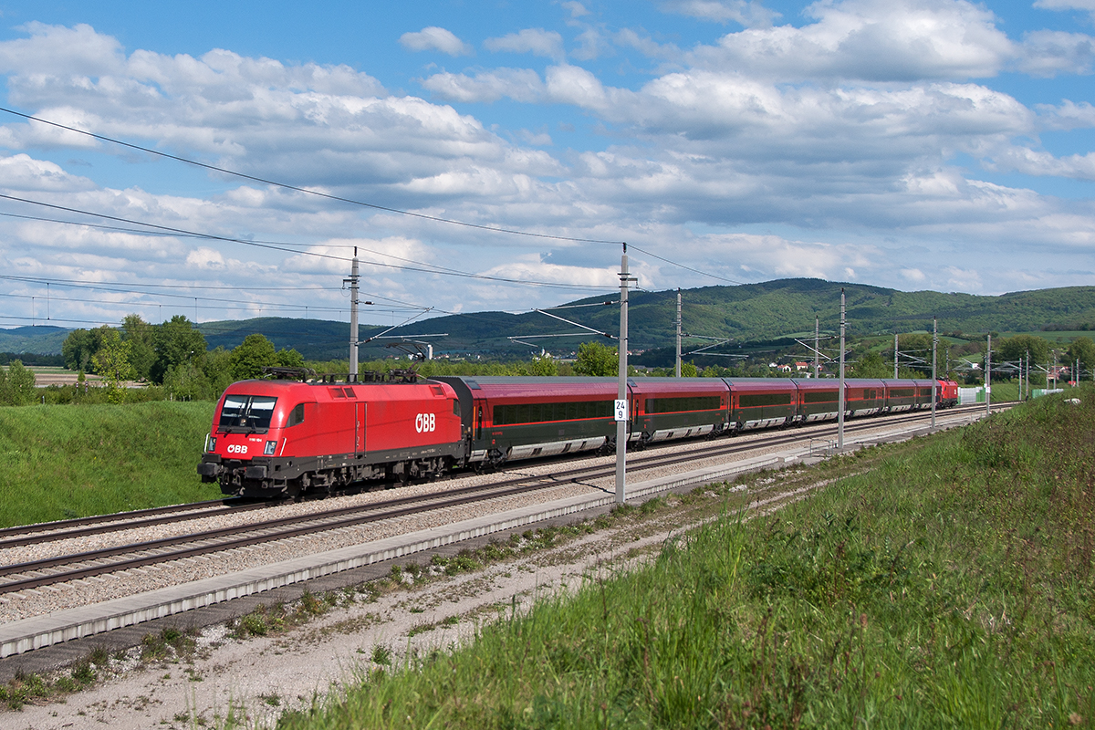 1116 104 an der Spitze von railjet 698 nach Klagenfurt. Die Aufnahme kurz vor Tullnerfeld enstand am 02.05.2017.