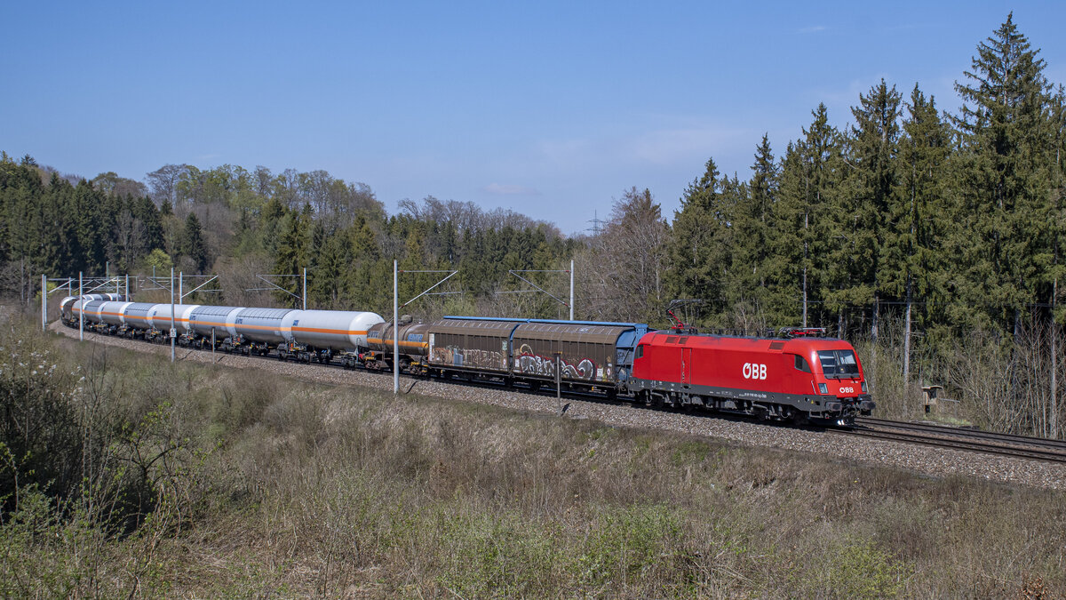 1116 105 ist bei Lorenzenberg (D) unterwegs in Richtung Rosenheim, aufgenommen am 20.04.2022.