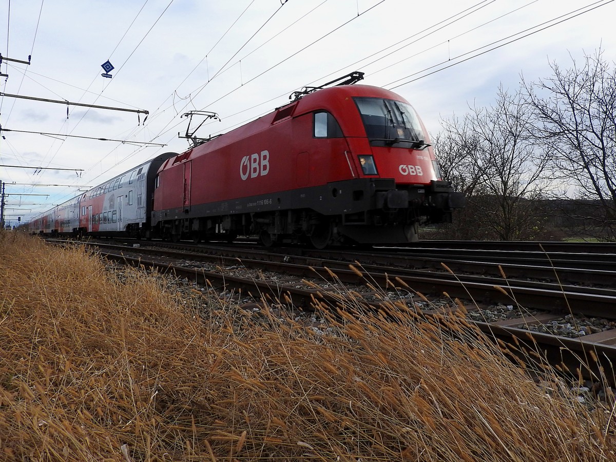 1116 106-6 zieht eine Wiesel-Garnitur bei Bruck/L in Richtung Wien; 151130