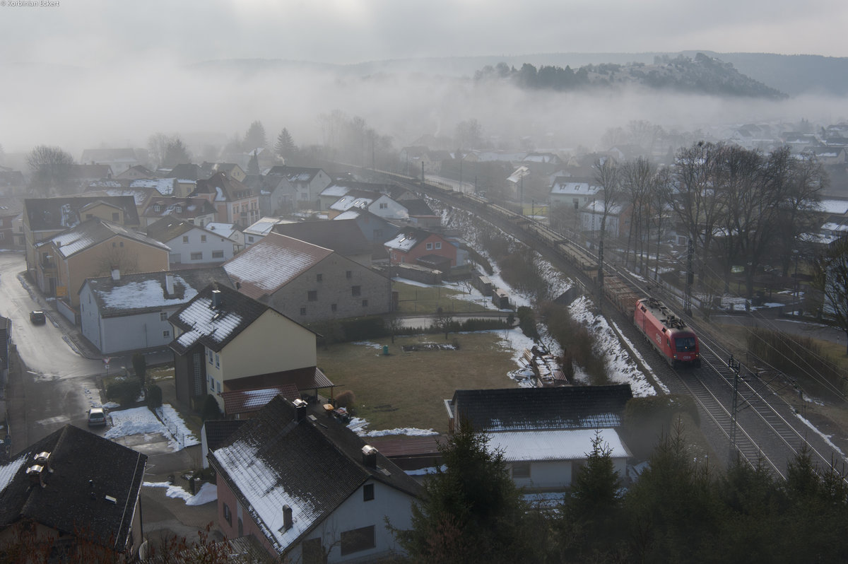 1116 106 mit einem Stahlzug im Nebel bei Dollnstein Richtung Ingolstadt, 24.03.2018