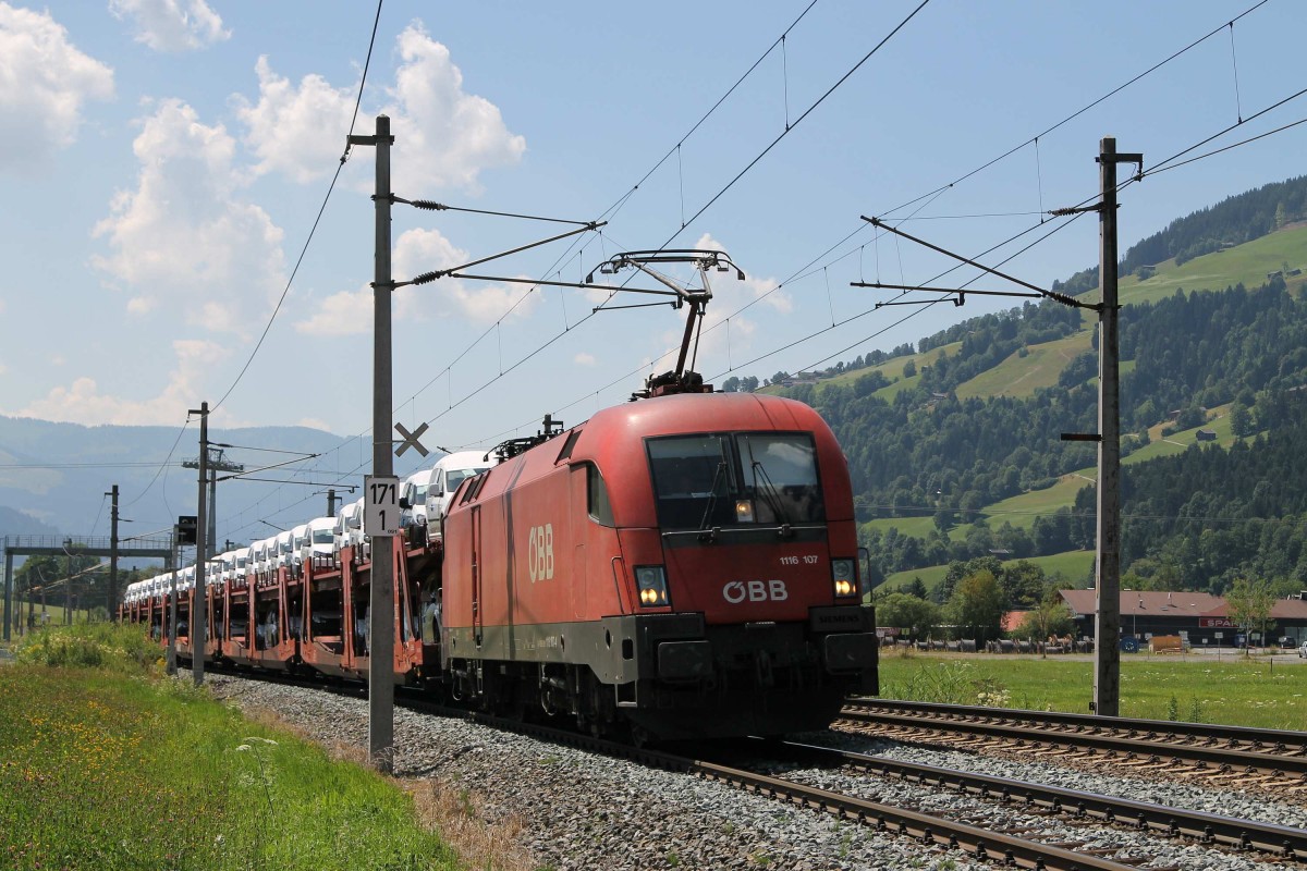 1116 107 mit einem Gterzug in die Richtung Kitzbhel bei Brixen im Thale am 22-7-2013.