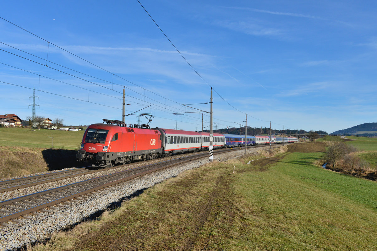 1116 109 mit einer Wagenüberführung am 10.12.2016 bei Weng. 