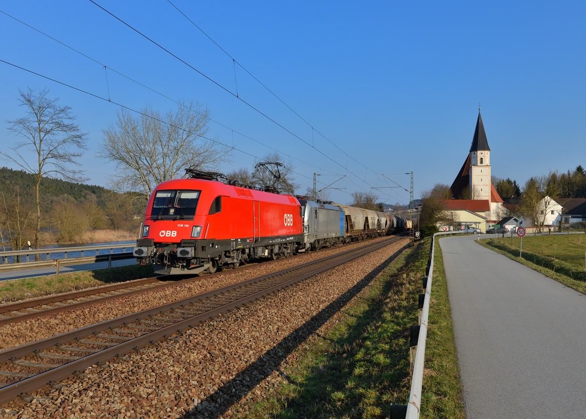 1116 110 + 193 811 mit einem Getreidezug am 15.03.2015 bei Hausbach. 