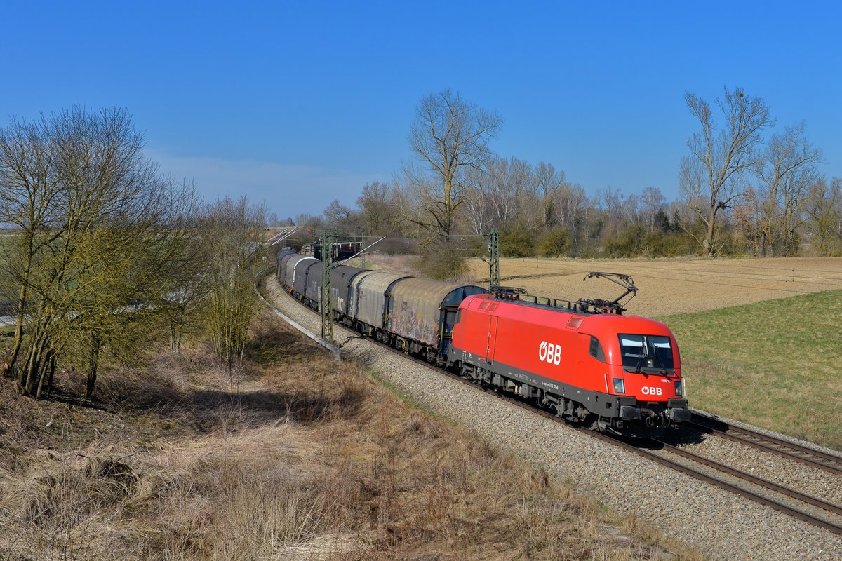 1116 111 mit einem Güterzug am 18.03.2015 bei Langenisarhofen. 