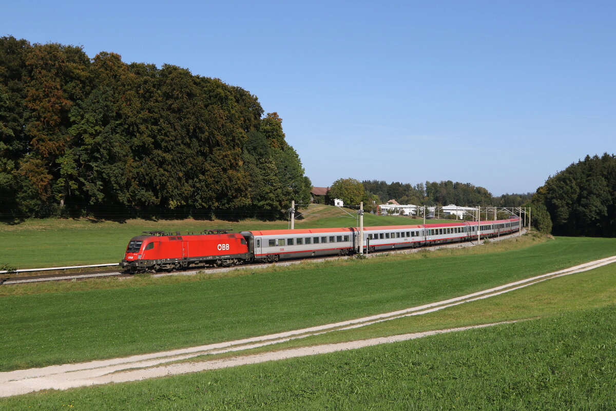 1116 112 war am 11. Oktober 2023 mit einem  EC  bei Axdorf auf dem Weg nach München.