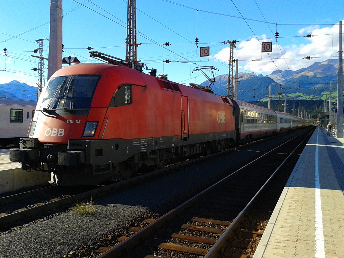 1116 113-2 mit D 15533 + 1116 243-7 mit railjet 533 (Lienz - Wien Hbf) am 20.9.2015 beim Halt in Spittal-Millstättersee.