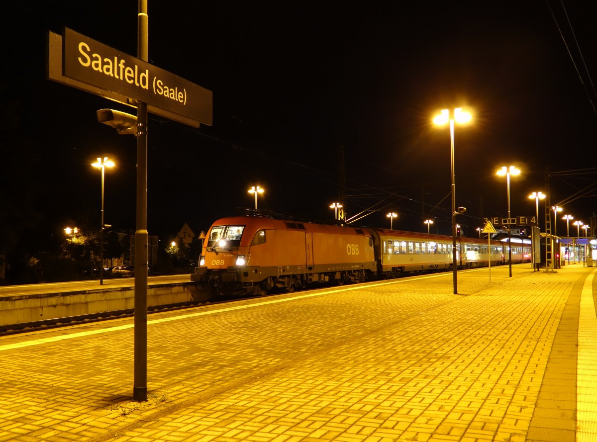 1116 114-7 kam am 05.09.15 mit einem Sonderzug mit Flüchtlingen in Saalfeld/Saale an.