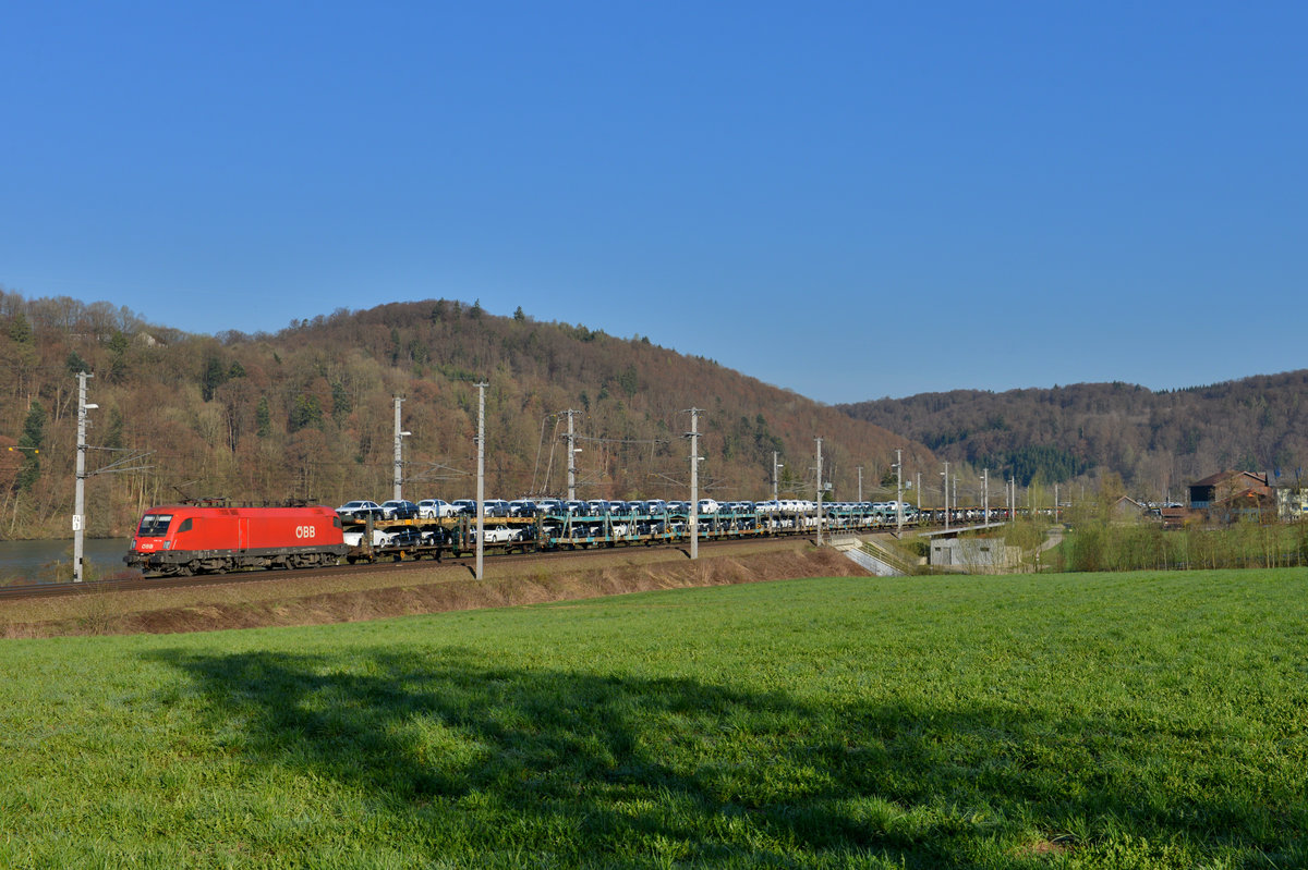 1116 114 mit einem Autozug am 01.04.2017 bei Wernstein am Inn. 