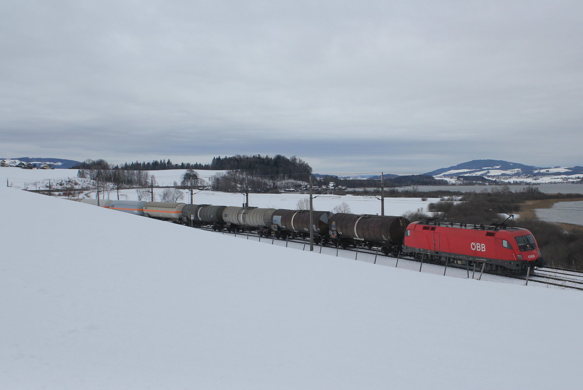 1116 118 mit einem RID 55302 von Wien Zentralverschwindebahnhof nach Salzburg Gnigl, vorbei am Wallersee; am 15.01.2019