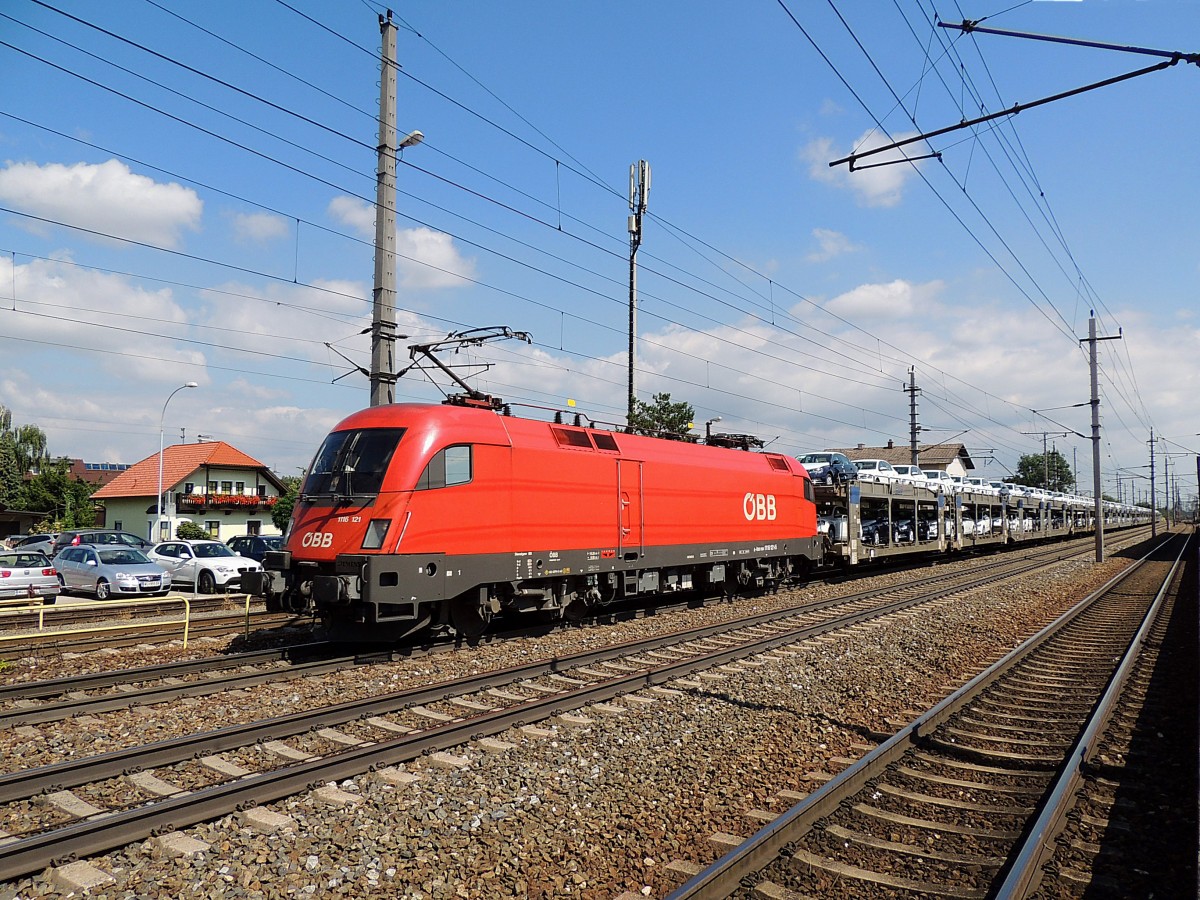 1116 121-5 durchfhrt Bhf. Marchtrenk mit einem voll beladenen BLG-Autozug Richtung Deutschland; 130821