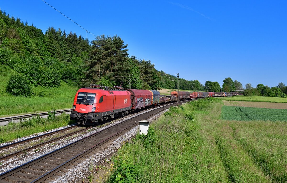 1116 121 mit einem Güterzug am 26.05.2023 bei Vilshofen.