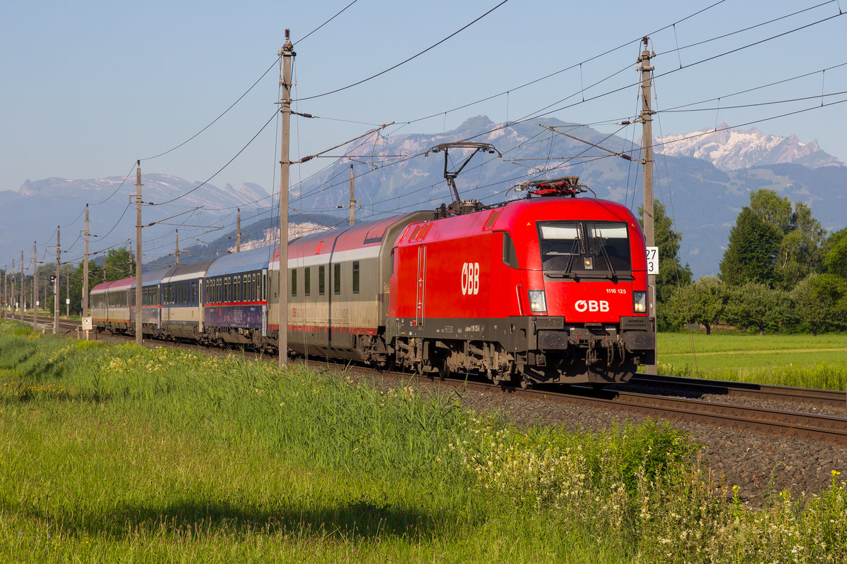 1116 125-6 zieht ihren EuroNight durch Vorarlberg auf der Umleiterstrecke nach Zürich . Zwischen Hohenems und Dornbirn. Fahrtrichtung Dornbirn. 26.6.2017