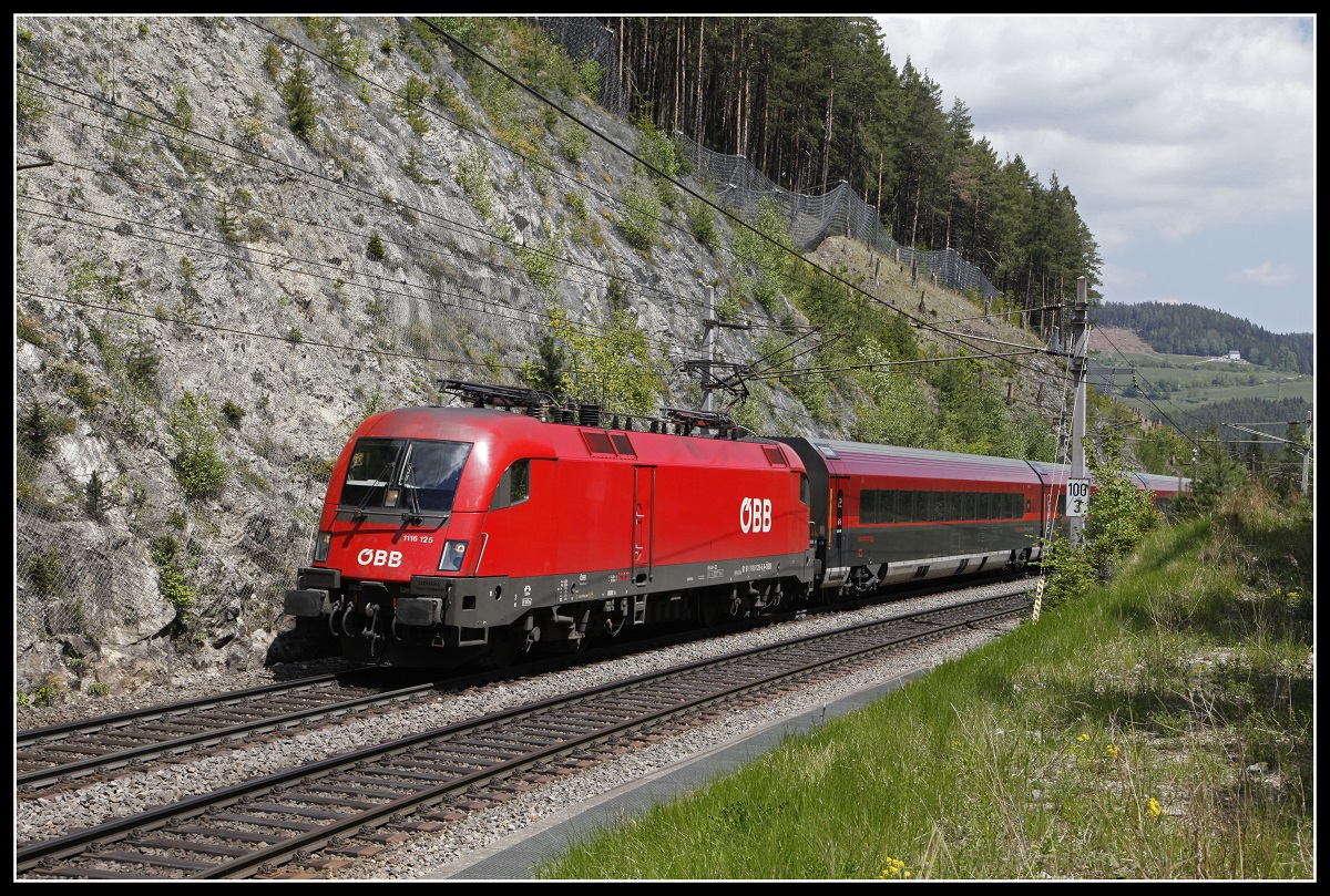 1116 125 mit Railjet bei Breitenstein am 18.05.2020.