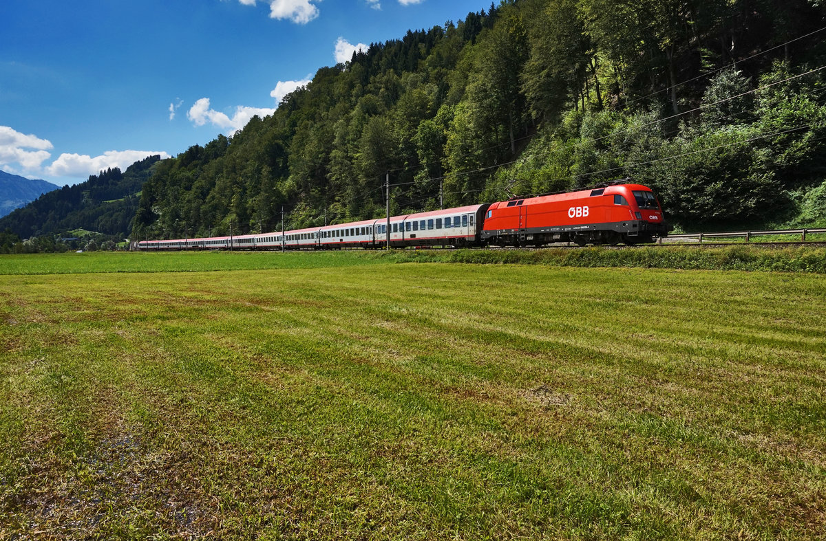 1116 126-4 fährt mit dem EC 112 (Klagenfurt Hbf - /Zagreb Glavni kol. - Frankfurt (Main) Hbf), nahe Mitterberghütten vorüber.
Aufgenommen am 7.8.2016.