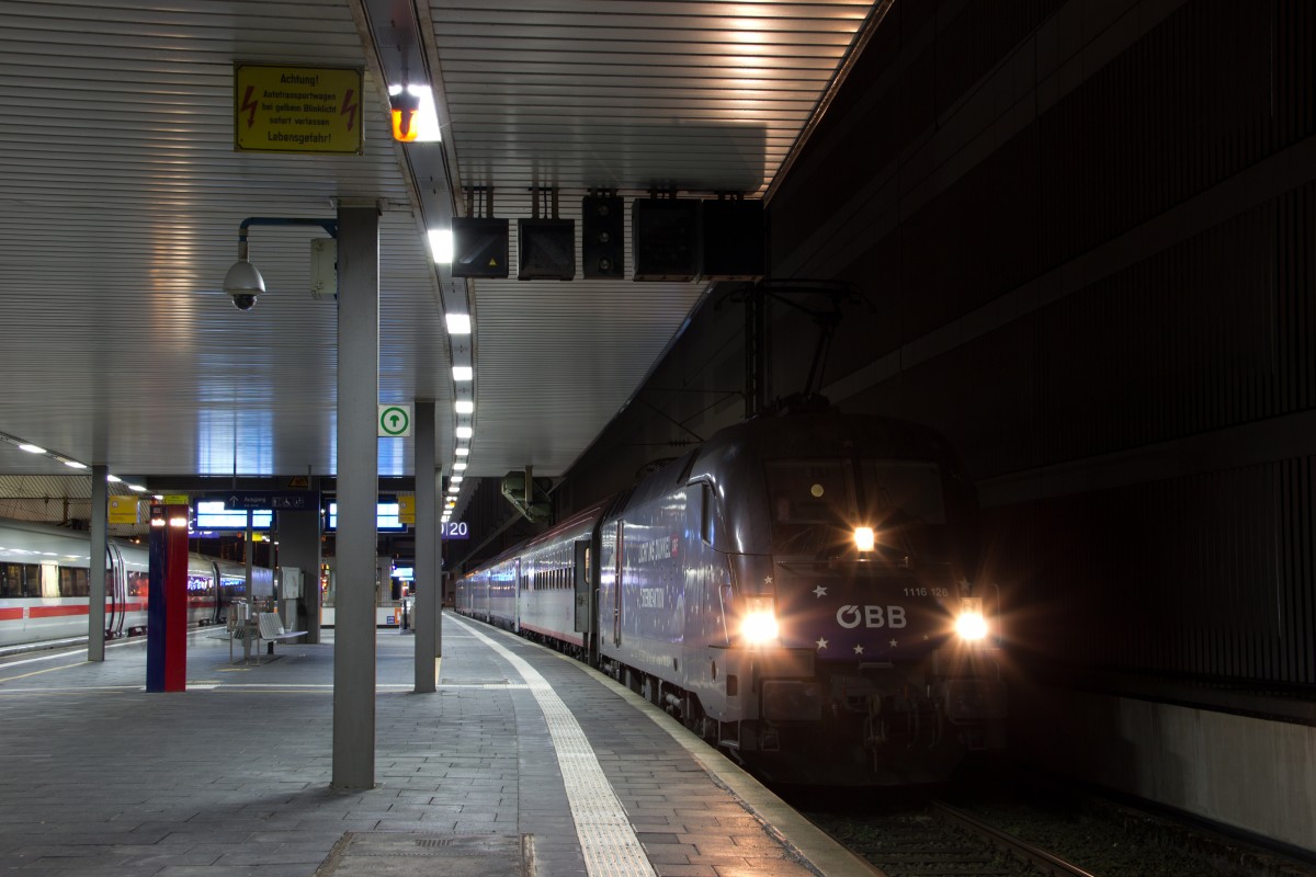 1116 126-4  Licht ins Dunkel   mit dem EN 421 (Düsseldorf Hbf - Wien Westbf.) am Düsseldorfer Hauptbahnhof am 28.02.15