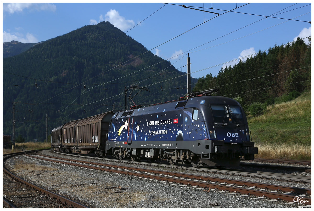 1116 126  Licht ins Dunkel  fhrt mit einem Gterzug in den Bahnhof Scheifling ein. 
22.8.2013