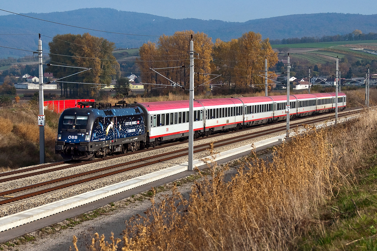 1116 126  Licht ins Dunkel Sterneaktion  hat mit dem OIC 692 den Wienerwaldtunnel verlassen und wird in wenigen Minuten den Bahnhof in Tullnerfeld erreichen. Die Aufnahme entstand am 23.10.2013.